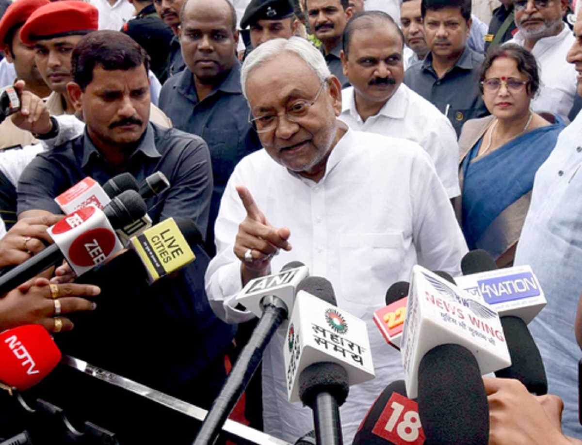 नीतीश का मोदी पर निशाना, कहा संसद का सत्र चलता रहता है और वे बाहर घूमते रहते हैं