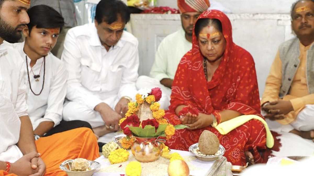 वसुंधरा ने मंदिर में पूजा-अर्चना की, कांग्रेस व भाजपा की बैठकों से सस्पेंस बरकरार