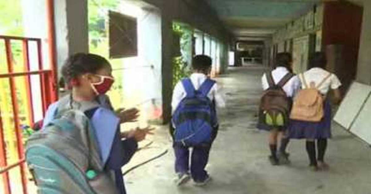 बलिया के एक स्कूल में छात्रों से साफ कराया जा रहा शौचालय,वीडियो वायरल