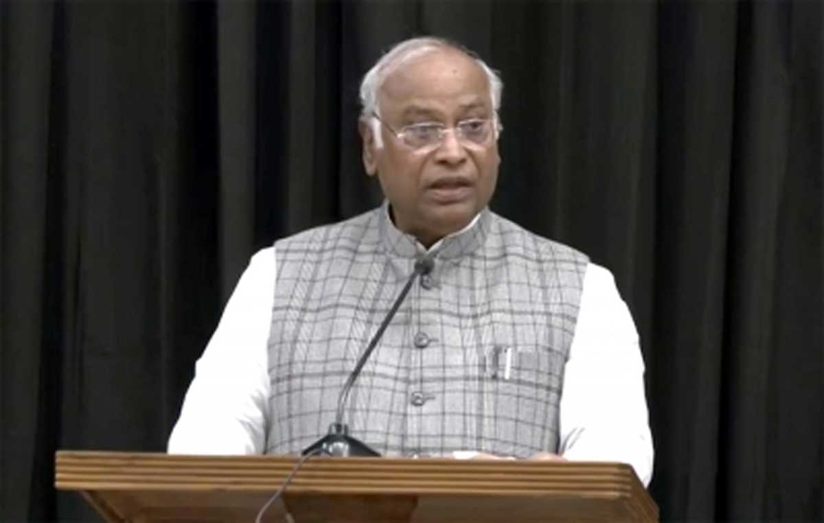 कर्नाटक चुनाव को लेकर खरगे के निवास पर कांग्रेस चुनाव समिति की बैठक