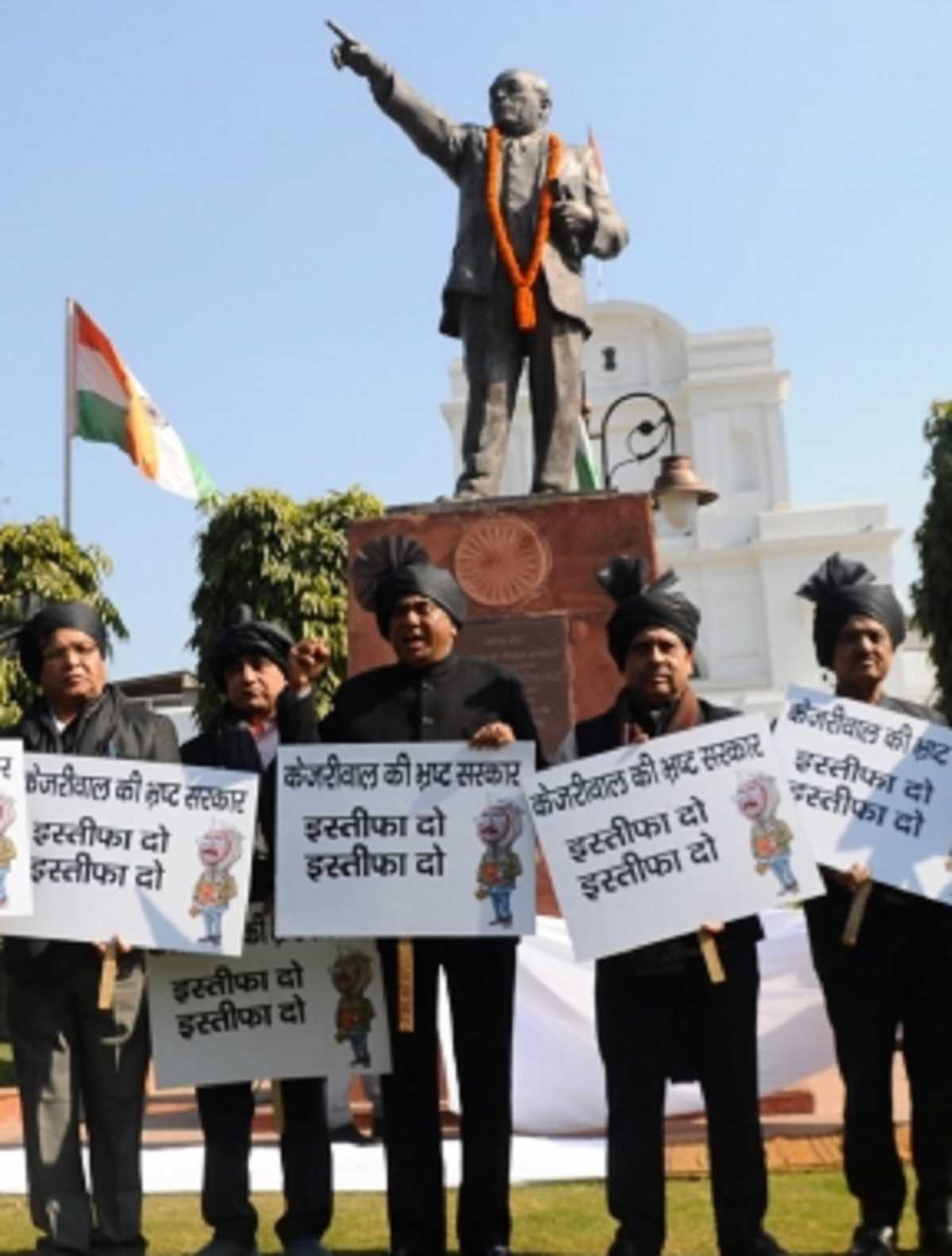 Assembly Session: काले कपड़े, काली पगड़ी, विधानसभा में कुछ ऐसे पहुंचे बीजेपी विधायक,