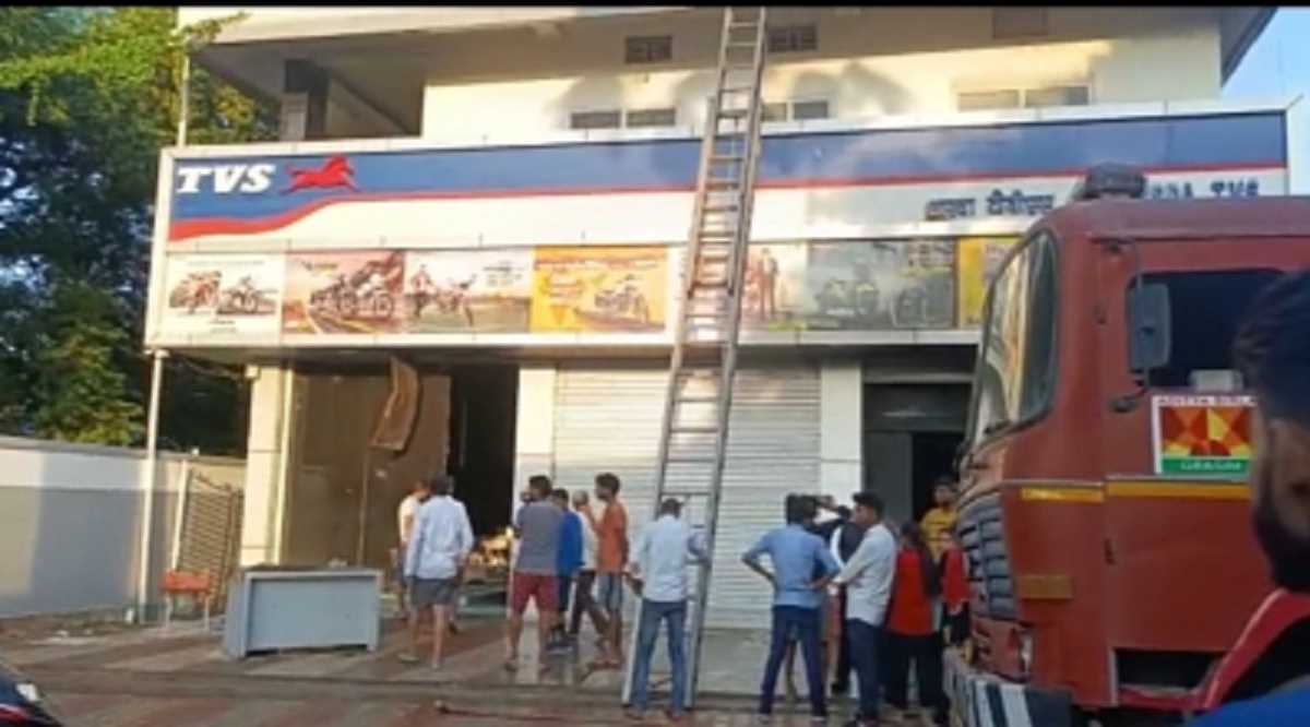 डालटनगंज के टीवीएस शोरूम में भीषण आग,300 बाइक खाक,  दम घुटने से शोरूम मालिक की मां की मौत