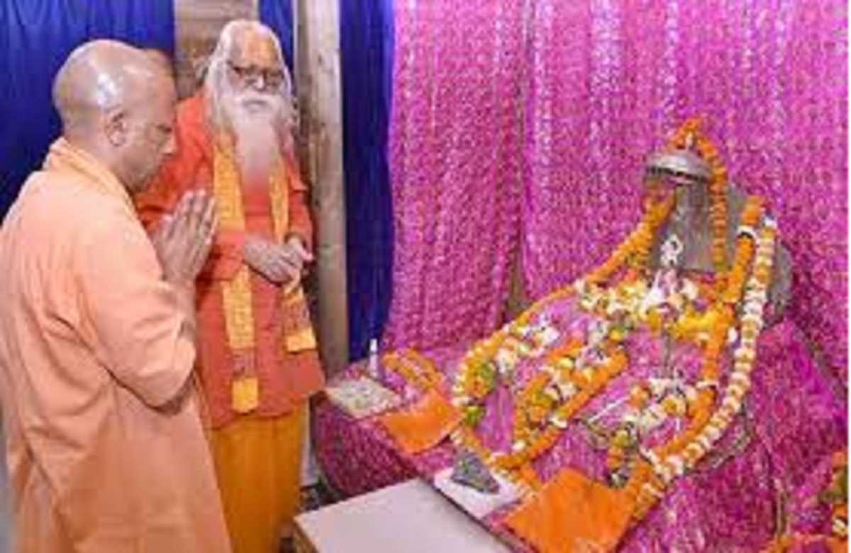 अयोध्या पहुंची योगी कैबिनेट, किए रामलला और हनुमानगढ़ी के दर्शन