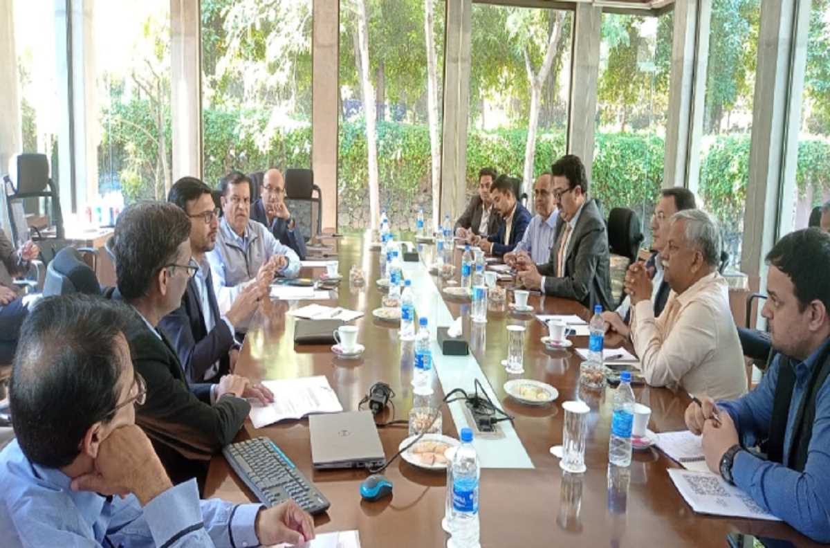 UP GIS 2023: गुजरात के उद्योगपतियों को यूपी में निवेश के लिए न्योता देने अहमदाबाद पहुंची CM योगी की टीम