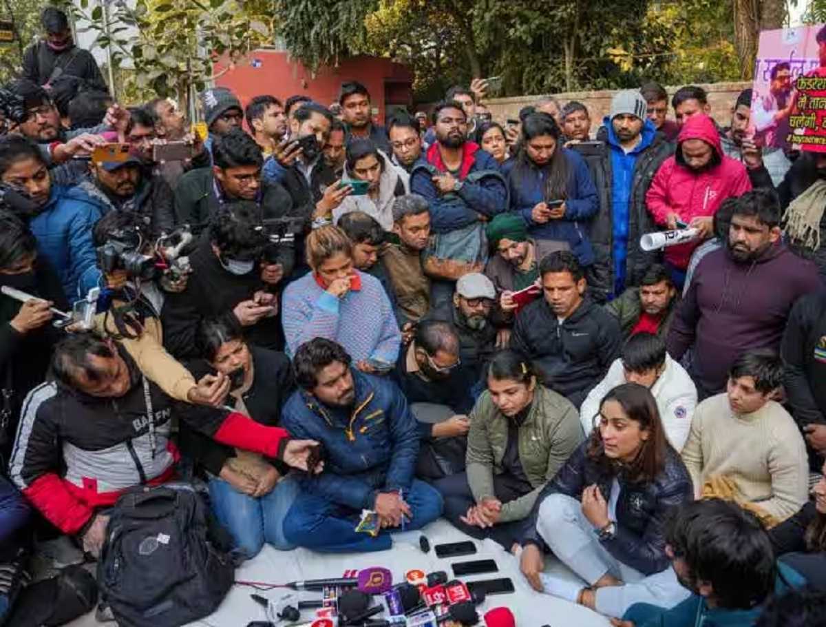 Wrestlers Protest: जंतर-मंतर पर पहुंची पूर्व रेसलर और बीजेपी लीडर बबीता फोगाट, खिलाड़ियों को न्याय दिलाने की पूरी कोशिश करूंगी