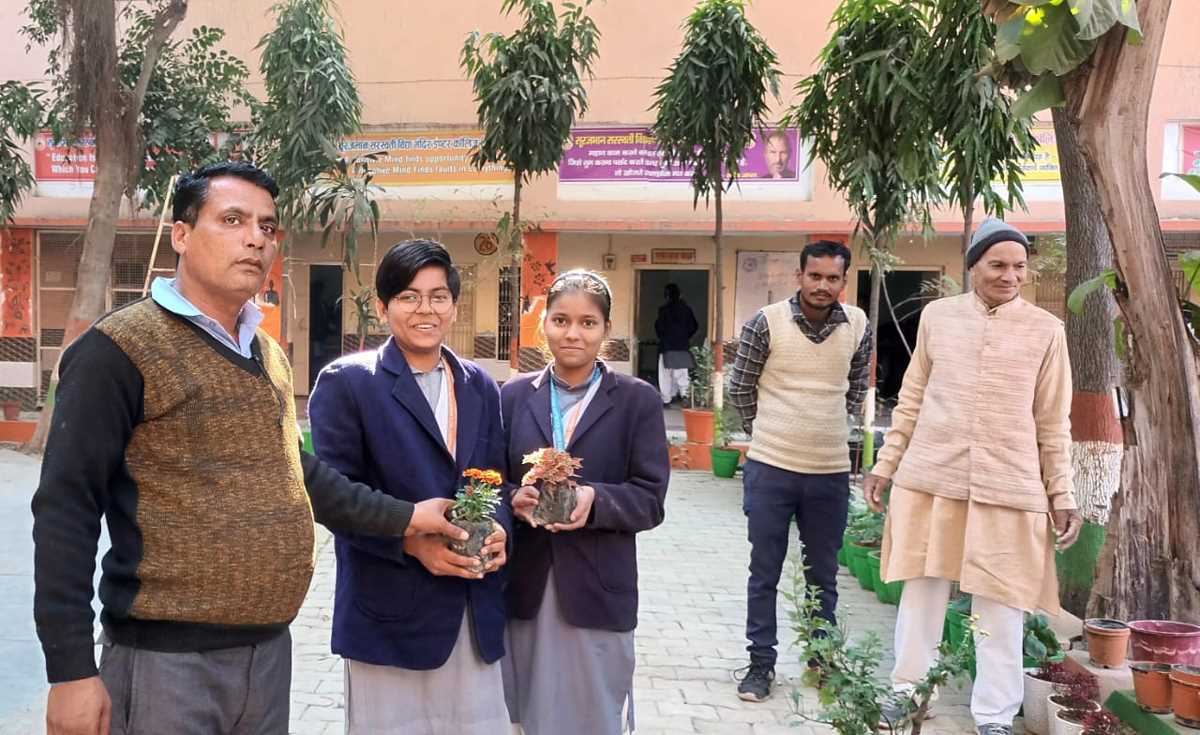 पर्यावरण सुरक्षा हेतु छात्राओं ने अपने जन्मदिवस पर विद्यालय को समर्पित किए पौधे  : प्रधानाचार्य प्रभात कुमार गुप्ता