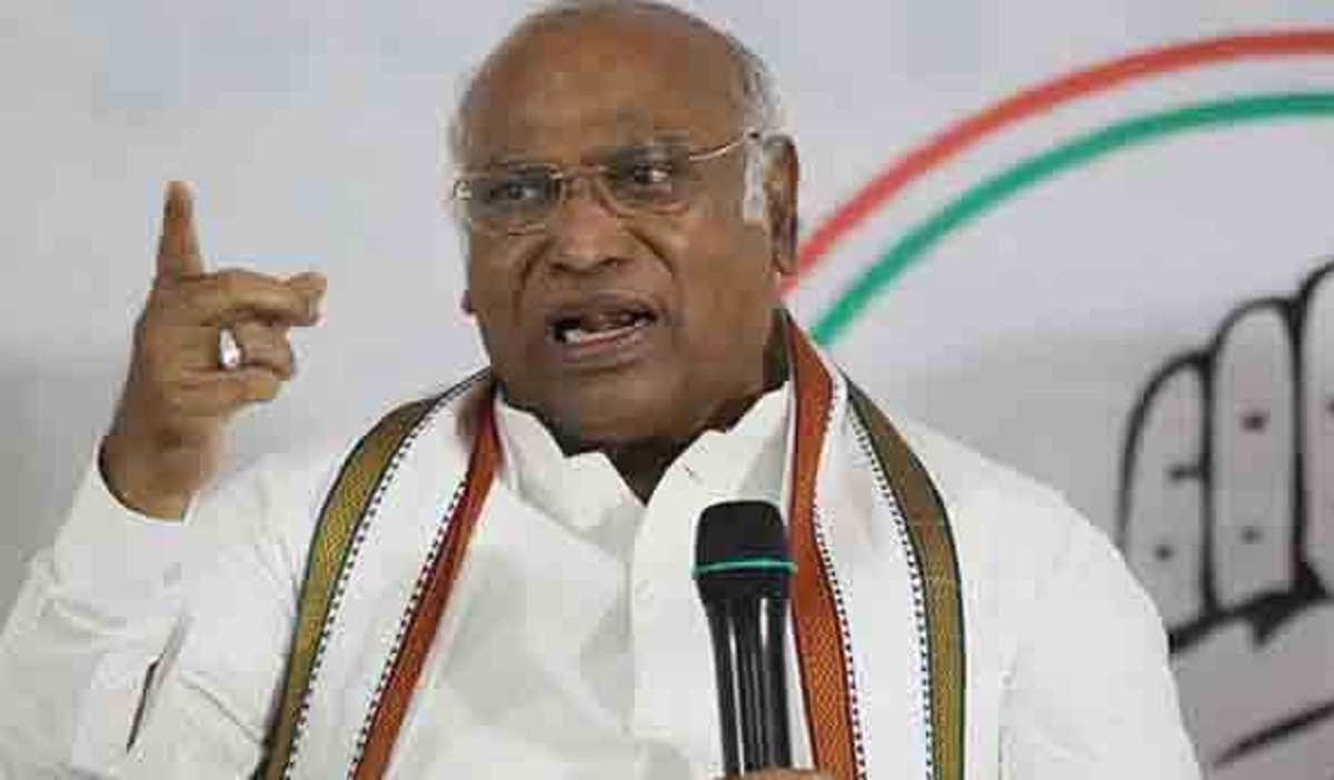 नोटबंदी सत्तारूढ सरकार की “सबसे बड़ी विफलता’: खड़गे