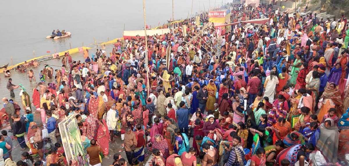 कार्तिक पूर्णिमा पर श्रद्धालुओं ने गंगा में लगाई आस्था की डुबकी