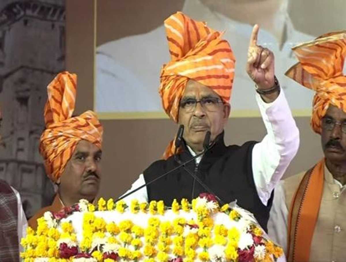 शिवराज ने मंच से दिया निवाड़ी कलेक्टर व ओरछा तहसीलदार को हटाने का आदेश