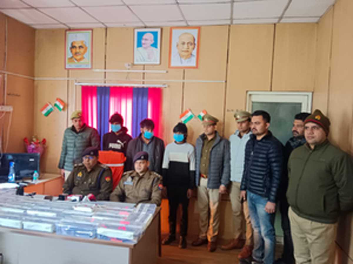 निर्माणाधीन और बंद घरों को बनाते थे निशाना, तीन गिरफ्तार, लाखों कैश और सामान बरामद