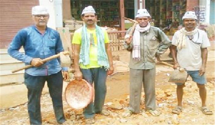 आप कार्यकर्ताओं ने श्रमदान कर की सड़क की मरम्मत