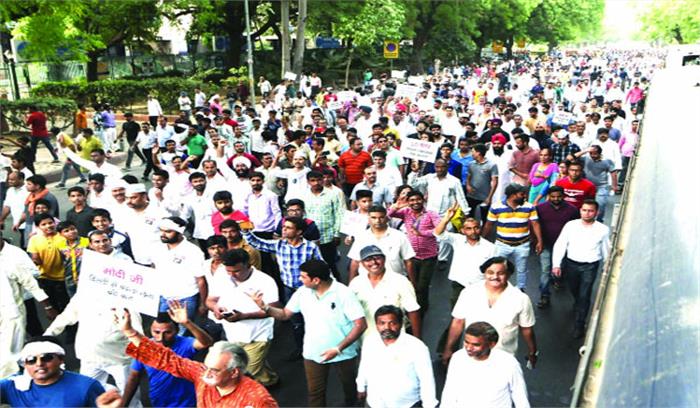 आप-एलजी विवाद में सड़क पर आई तकरार