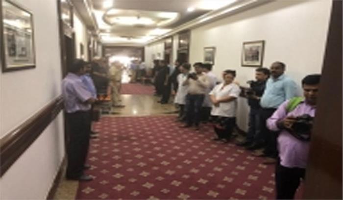 आप, केंद्र के बीच घमासान जारी, अतिरिक्त पुलिस तैनात आप, केंद्र के बीच घमासान जारी, अतिरिक्त पुलिस तैनात