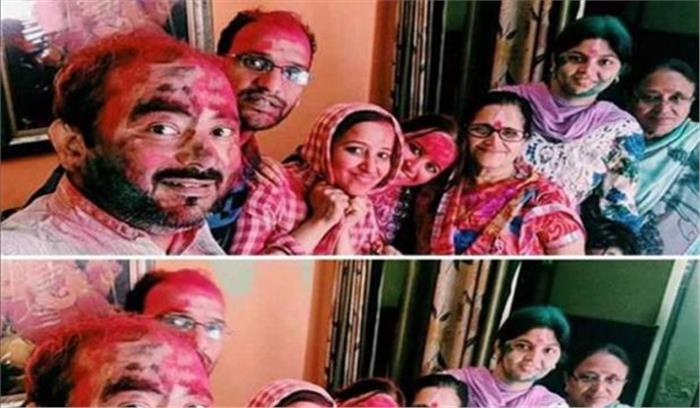 आप नेताओं ने खेली होली, कार्रवाई की उठी मांग