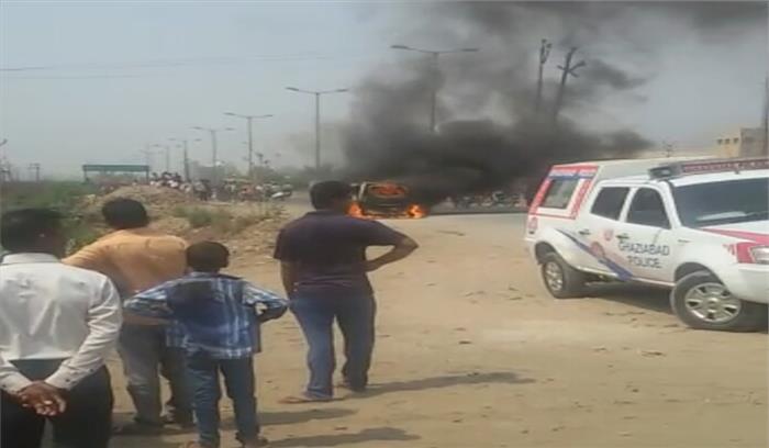 चलती गाड़ी बनी आग का गोला, कूदकर लोगों ने बचाई जान