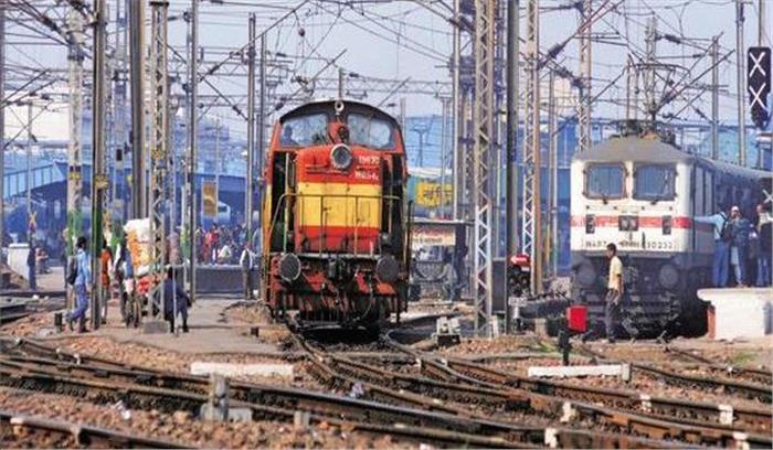 रेल कर्मचारियों का निजीकरण के खिलाफ प्रचण्ड प्रदर्शन रेल कर्मचारियों का निजीकरण के खिलाफ प्रचण्ड प्रदर्शन