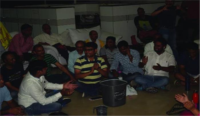 बायर्स ने बिल्डर के खिलाफ की जमकर नारेबाजी