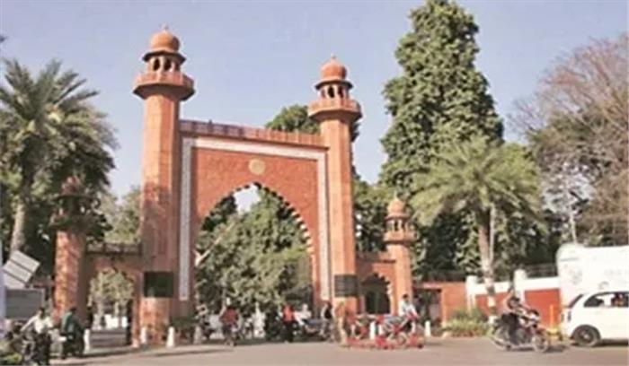 एएमयू छात्रों ने कुलपति को हटाने, छात्र की रिहाई के लिए किया हाईवे जाम एएमयू छात्रों ने कुलपति को हटाने, छात्र की रिहाई के लिए किया हाईवे जाम