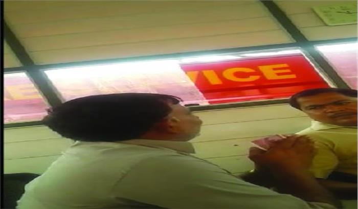 फायरकर्मी का रिश्वत मांगते वीडियो हुआ वायरल