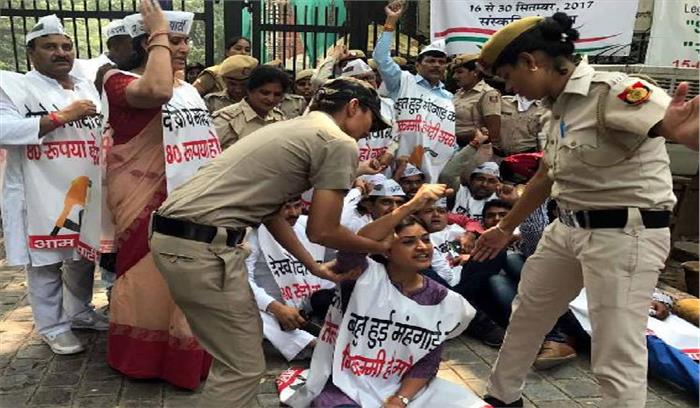 पेट्रोल की बढ़ती कीमतों के खिलाफ  आप विधायकों ने किया प्रदर्शन