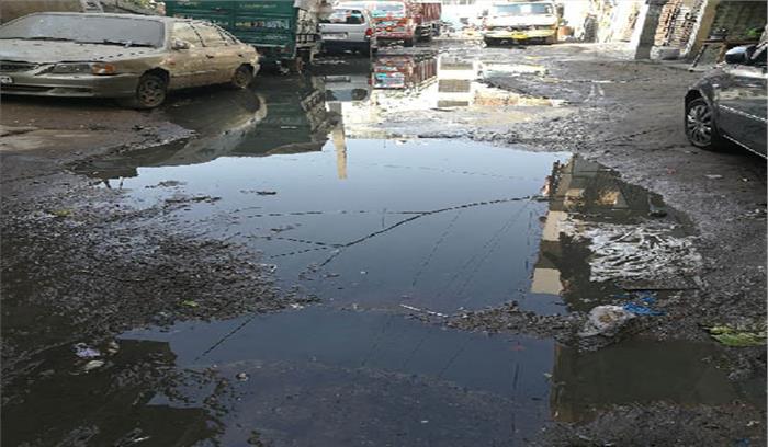 ग्रेटर कैलाश की सड़कें गड्ढे में तब्दील
