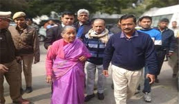 केजरीवाल के नामांकन के दौरान हंगामा केजरीवाल के नामांकन के दौरान हंगामा