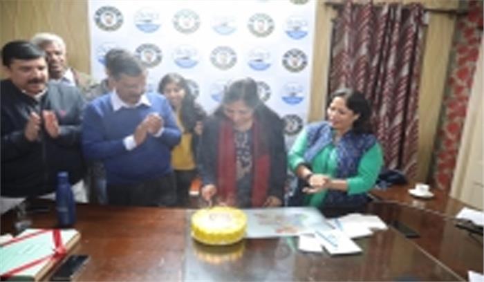 केजरीवाल ने पत्नी का जन्मदिन मनाया