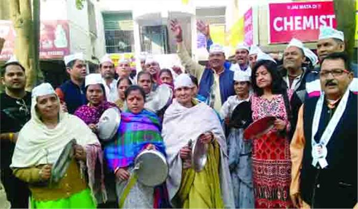 आप ने थाली पीटकर बिजली दरों में बढ़ोत्तरी का किया विरोध