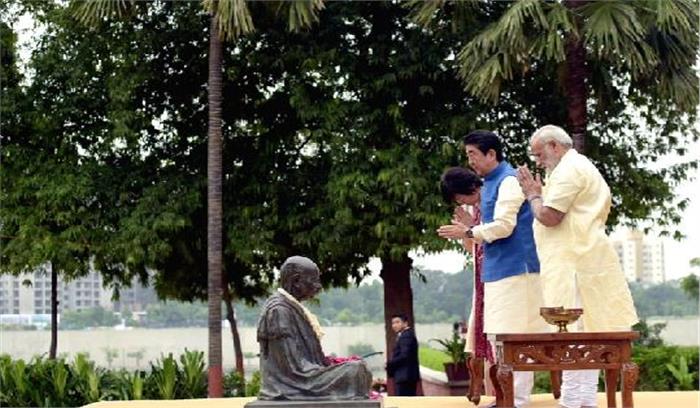 आबे ने महात्मा गांधी को श्रद्धांजलि अर्पित की