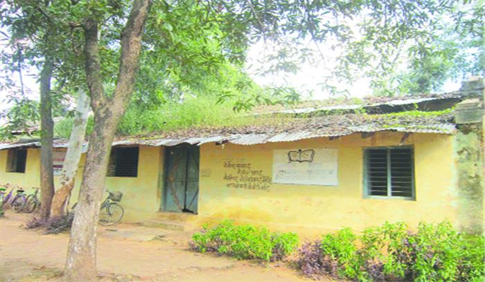 जर्जर स्कूल भवन में पढ़ने विद्यार्थी मजबूर