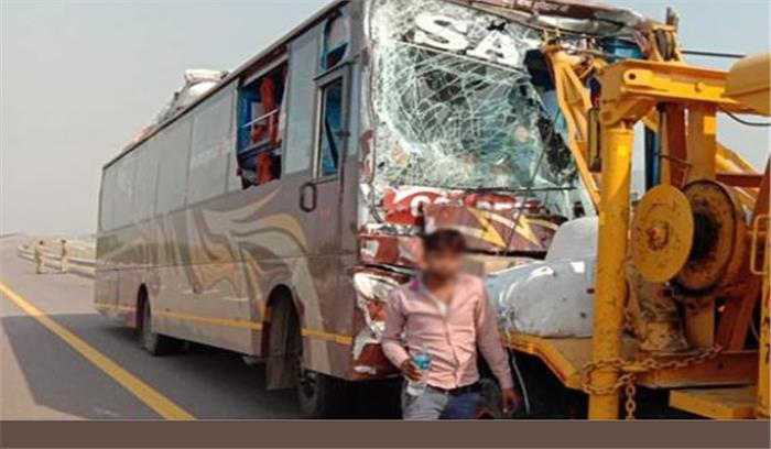 आगरा लखनऊ एक्सप्रेसवे पर  बस दुर्घटनाग्रस्त,12 की हालत गंभीर