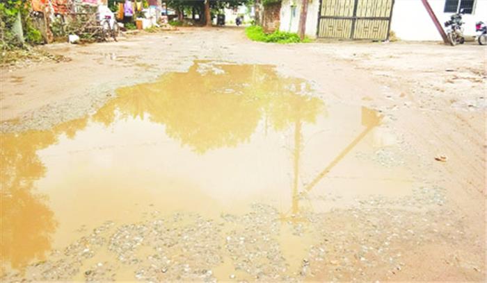 जर्जर सड़कों से स्कूली बच्चे सबसे ज्यादा परेशान