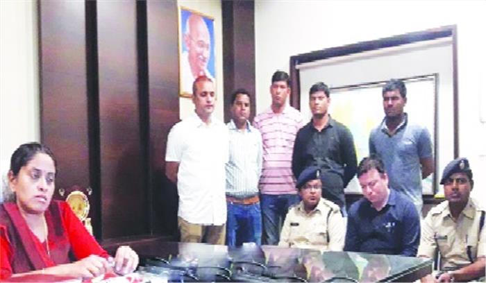 व्यवसायी के घर सशस्त्र डकैती का पर्दाफाश, 5 गिरफ्तार