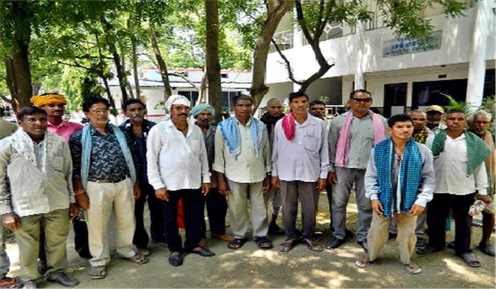 मुआवजा मांगने कलेक्टर के पास पहुंचे किसान