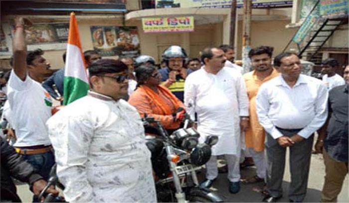 झांसी पहुंची तिरंगा लेकर बुलेट रानी का हुआ जोरदार स्वागत