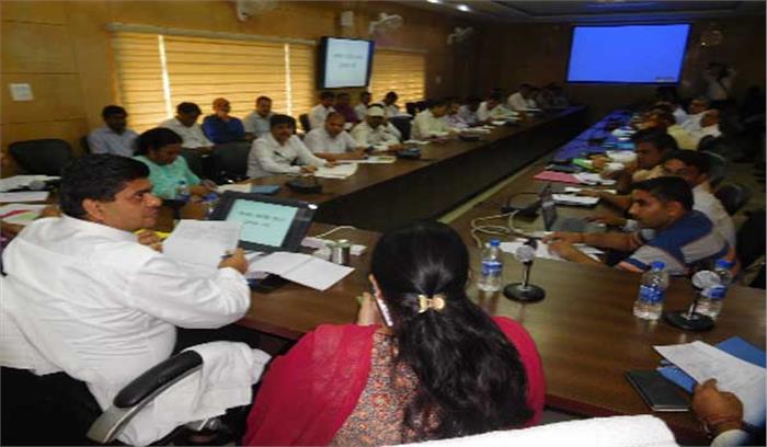 विकास कार्यों की समीक्षा बैठक में जिलाधिकारी ने दिए निर्देश