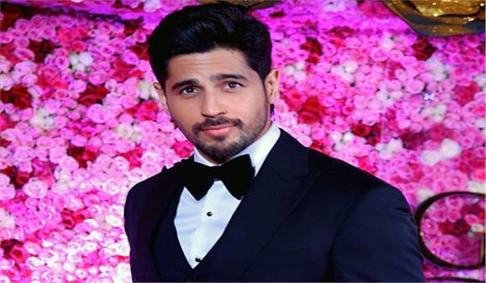 अपनी आगामी फिल्मों के लिए अपने लुक के साथ काफी प्रयोग कर रहे सिद्धार्थ मल्होत्रा​​​​​​​