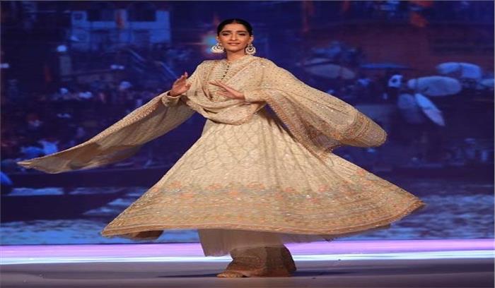 सोनम ने कलंक के गाने पर किया रैम्प वॉक व डांस​​​​​​​