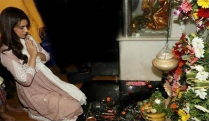 कृति सैनन ने महाशिवरात्रि पर शिव मंदिर में की पूजा