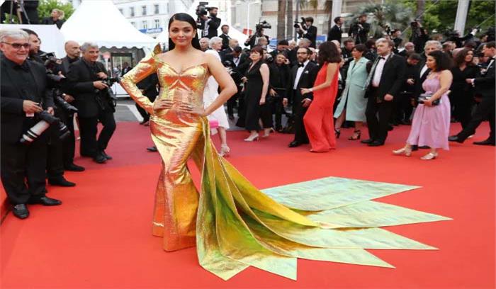 कांस में ऐश्वर्या ने गोल्डन मर्मेड लुक में बिखेरा जलवा