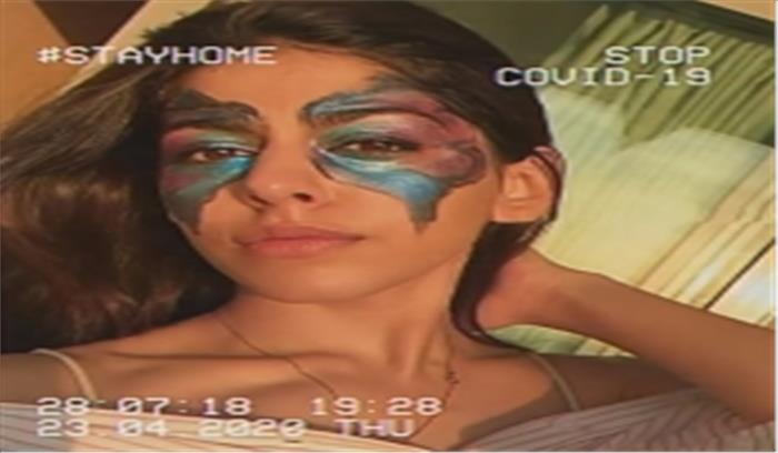 देखें, आर्ट शीट छोड़कर अलाया ने कैनवास के रूप में क्या इस्तेमाल किया?