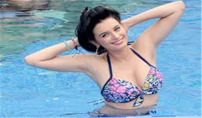 सेक्सी गर्ल किरदार के लिए बेसब्र हूं : एवलिन