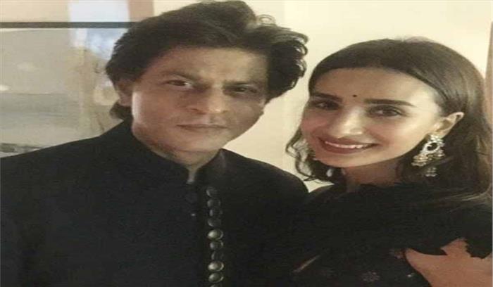 शाहरुख खान की मौजूदगी में बच्चों की तरह शर्मा पड़ी पत्रलेखा