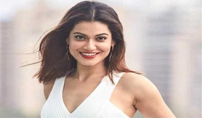 अभिनेत्री पायल रोहतगी को पुलिस ने हिरासत में ले लिया