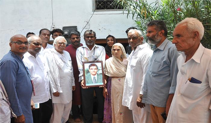 प्रशासन को चकमा देकर पीड़ित परिवारों से मिले किसान नेता