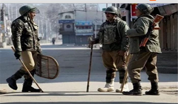 छात्रों और सुरक्षा बलों के बीच झड़प, शैक्षणिक संस्थान बंद