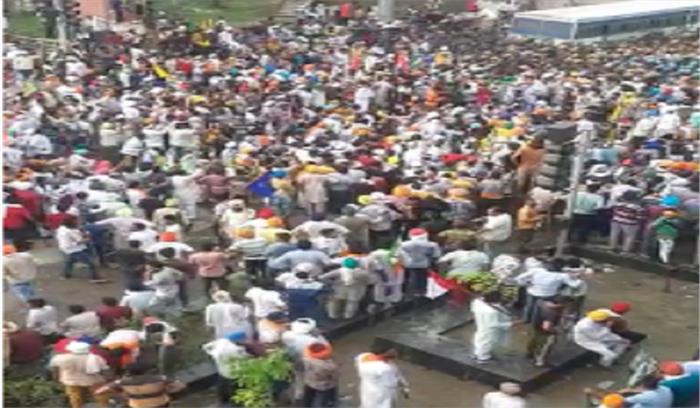 गहमा गहमी भरे दिन के बीच प्रशासन-किसानों की विफल रही वार्ता, किसानों ने करनाल लघु सचिवालय का किया घेराव