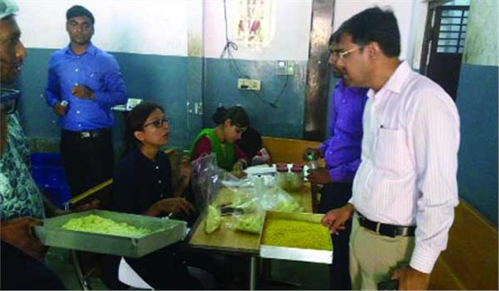 मिलावटी मिठाई को लेकर छापेमारी, लिए गए नमूने