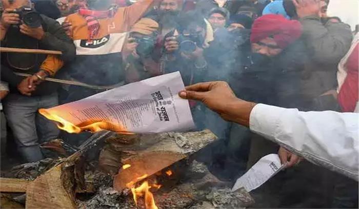 आंदोलनकारी किसानों ने लोहड़ी पर जलाईं नए कृषि कानूनों की प्रतियां आंदोलनकारी किसानों ने लोहड़ी पर जलाईं नए कृषि कानूनों की प्रतियां