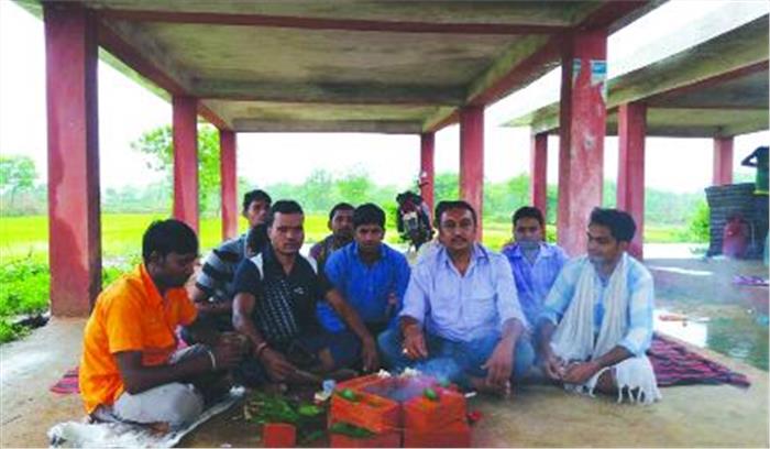 आंदोलनकारियों ने एनटीपीसी का वार्षिक श्राद्ध मनाया